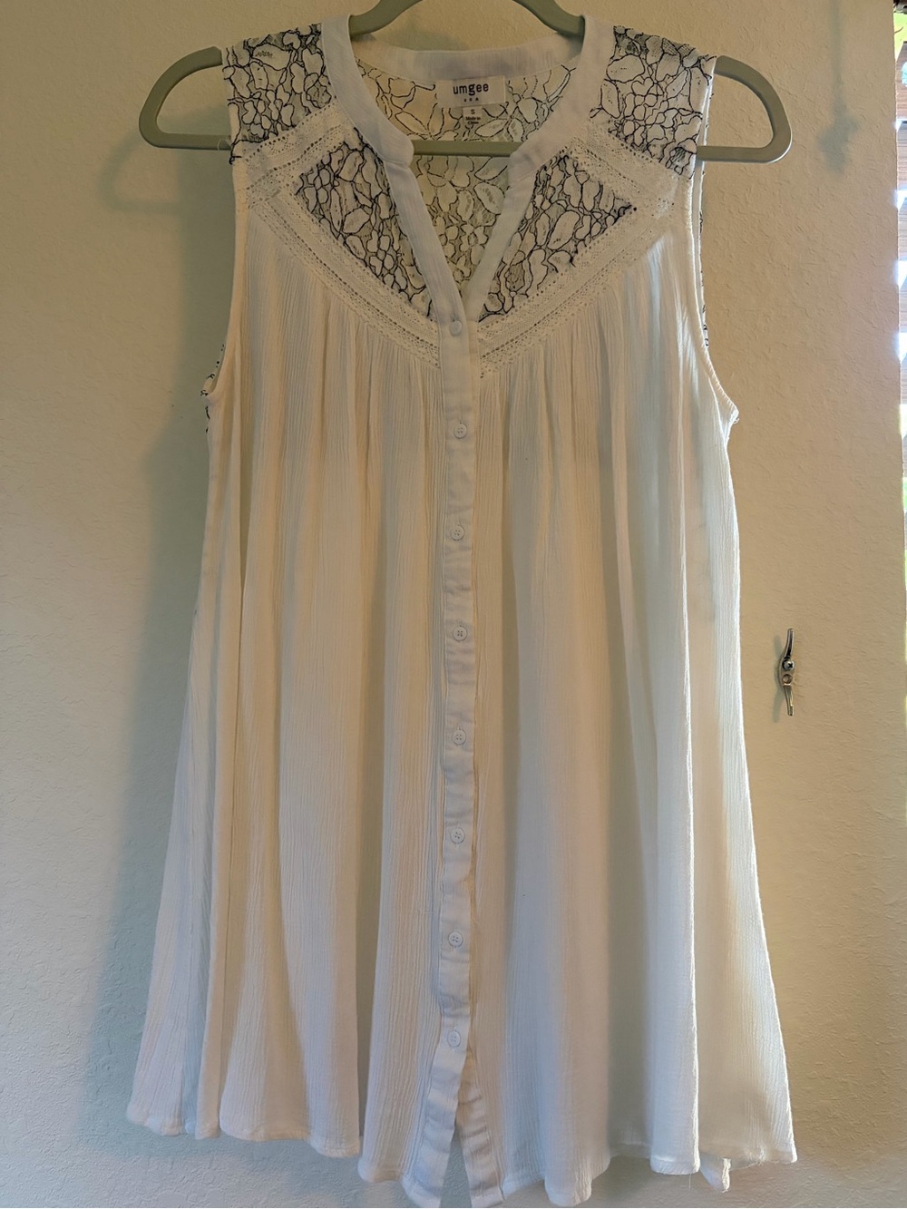 Umgee White Lace Yoke Sleeveless Button-Front Tunic